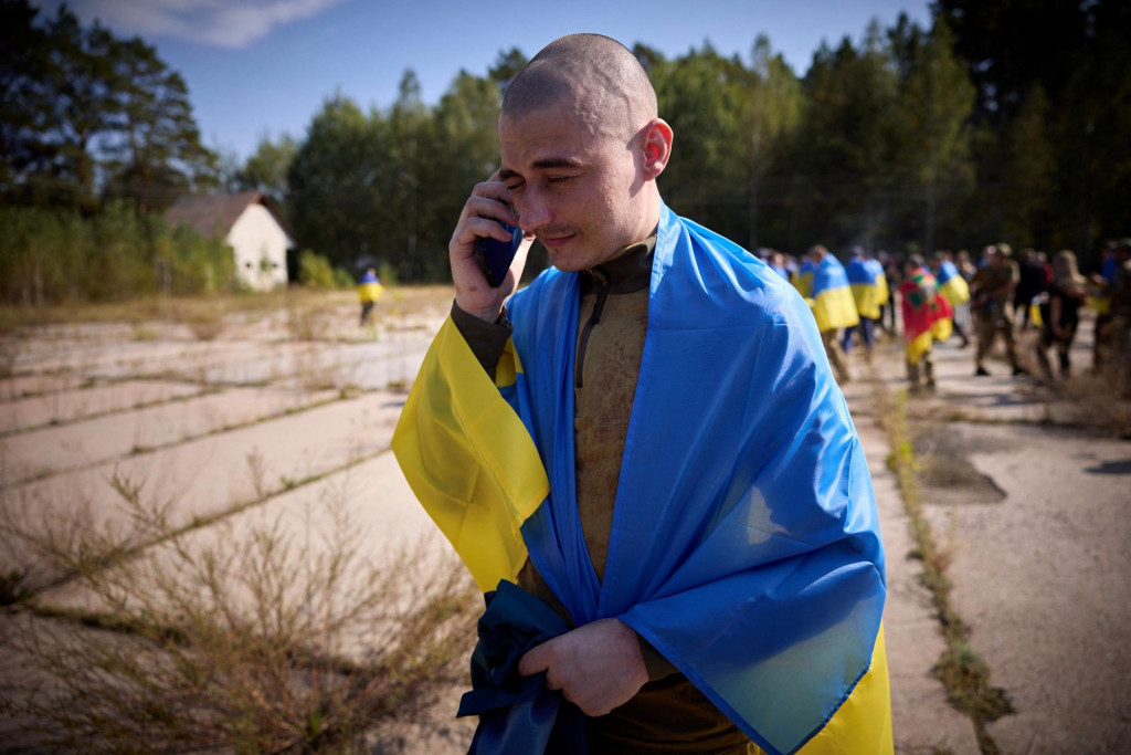 Ukrajinský vojnový zajatec po výmene hovorí so svojimi príbuznými. FOTO: REUTERS