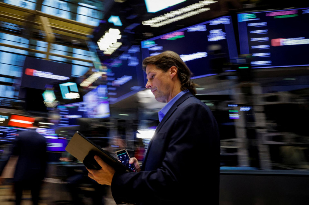 FILE PHOTO: Traders work on the floor at the New York Stock Exchange (NYSE) in New York City, U.S., September 19, 2024. REUTERS/Brendan McDermid/File Photo FOTO: Brendan Mcdermid