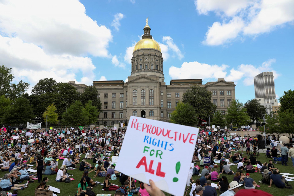 Demonštranti za práva na interrupcie sa zúčastňujú na celoštátnych demonštráciách v USA (14. mája 2022). FOTO: Reuters