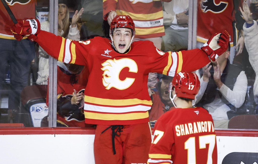 Slovenský hokejista Samuel Honzek (vľavo) a Jegor Šarangovič z Calgary Flames. FOTO: TASR/AP