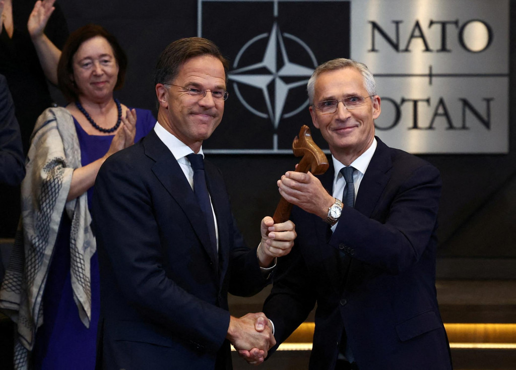 Jens Stoltenberg si podáva ruku s novým generálnym tajomníkom NATO Markom Ruttem na zasadnutí Severoatlantickej rady v sídle Aliancie v Bruseli. FOTO: Reuters