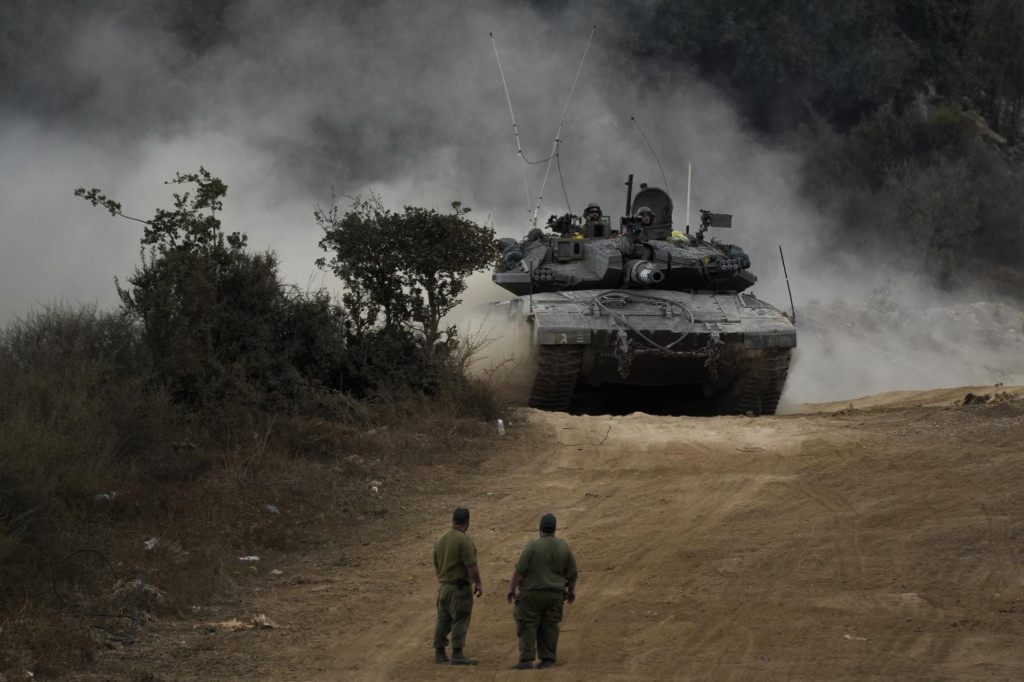 Izraelské vojenské tanky manévrujú na severe Izraela neďaleko hranice Izraela s Libanonom. FOTO: TASR/AP