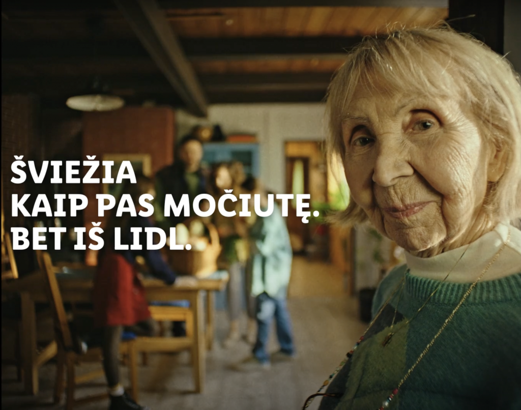 Populárna babička, ktorú sme videli v slovenskej reklame obchodného reťazca Lidl mieri do Litvy.