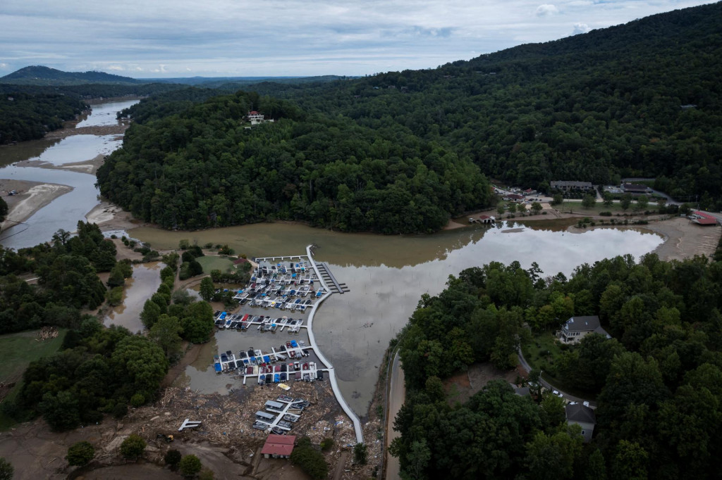 Pohľad z dronu ukazuje poškodenú oblasť po prechode hurikánu Helene v Lake Lure v Severnej Karolíne v USA. FOTO: REUTERS