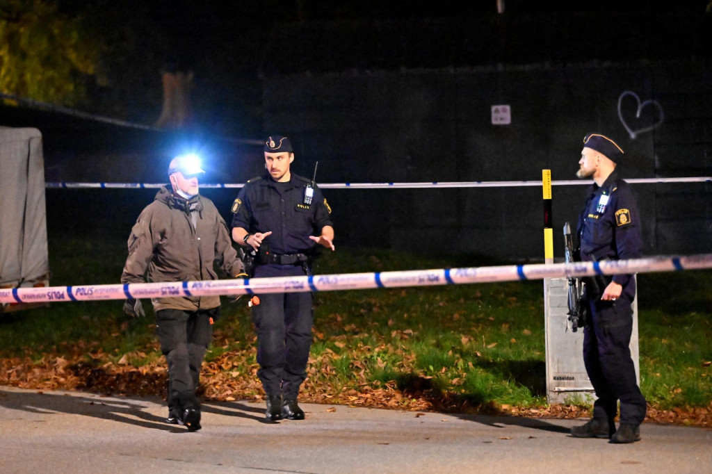 Police officers secure the area outside the Israeli embassy after a suspected shooting near the embassy, in Stockholm, Sweden October 1, 2024. TT News Agency/Anders Wiklund/via REUTERS ATTENTION EDITORS - THIS IMAGE WAS PROVIDED BY A THIRD PARTY. SWEDEN OUT. NO COMMERCIAL OR EDITORIAL SALES IN SWEDEN. FOTO: Anders Wiklund/tt