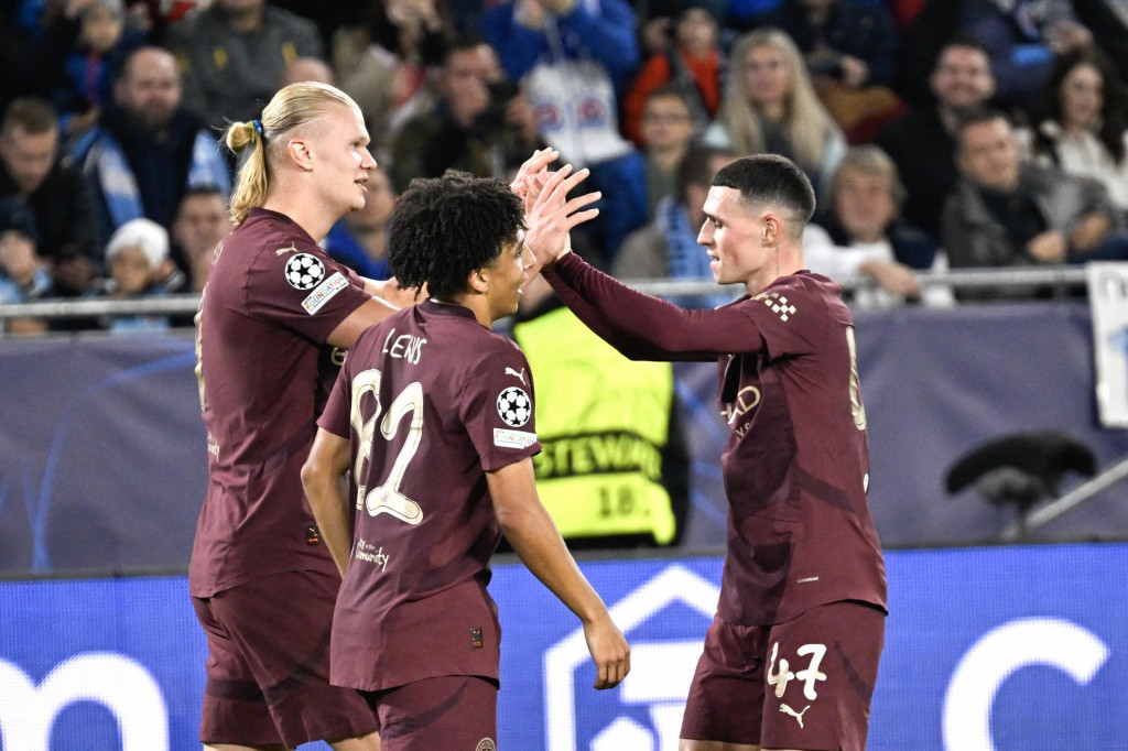 Na snímke radosť po strelení tretieho gólu zľava strelec Erling Braut Haland, Rico Lewis a Phil Foden v zápase 2. kola ligovej fázy Ligy majstrov vo futbale ŠK Slovan Bratislava - Manchester City. FOTO: TASR/Pavel Neubauer