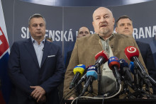 Časy, keď predseda SNS Andrej Danko (vľavo) a Rudolf Huliak (uprostred) stáli bok po boku, sa definitívne skončili. FOTO: TASR/M. Baumann