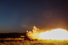 Ukrajinskí vojaci strieľajú z protitankového riadeného raketového zbraňového systému MILAN na vojenskom cvičení blízko frontovej línie v Doneckej oblasti. FOTO: Reuters