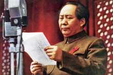 Mao Ce-tung pri vyhlasovaní vzniku Čínskej ľudovej republiky 1. októbra 1949.