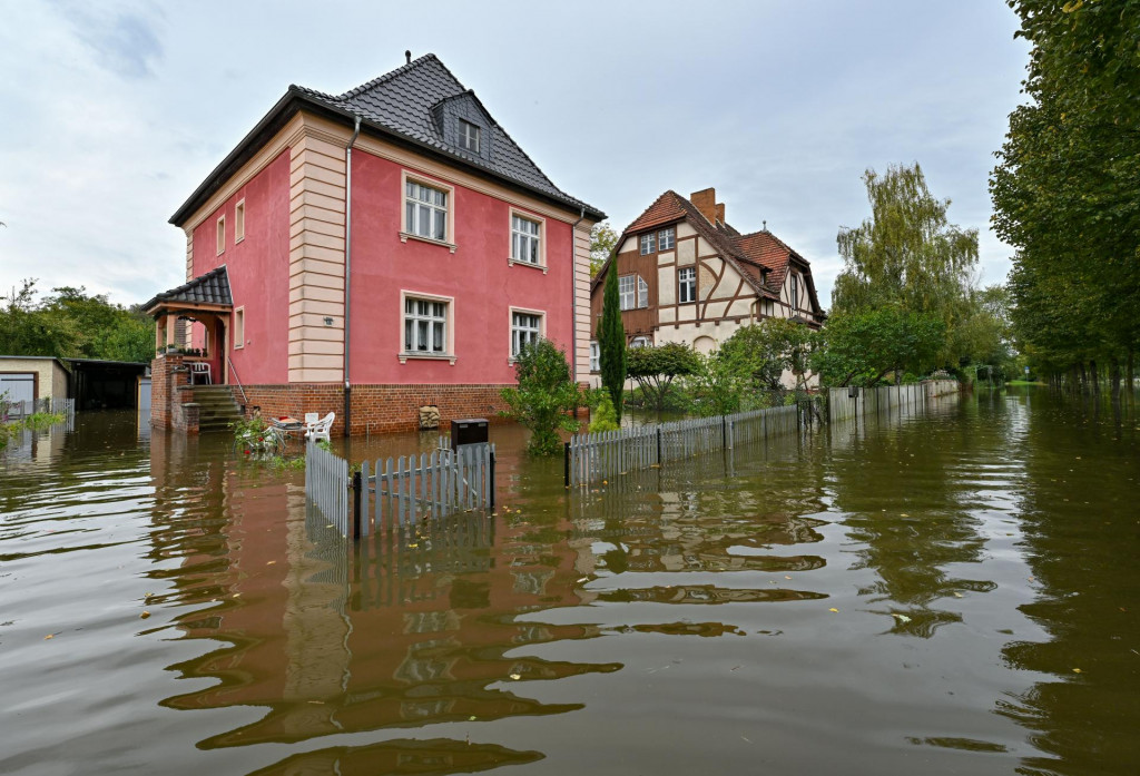 V prípade zlých predpovedí počasia je na mieste urobiť všetky preventívne opatrenia, aby ste chránili svoj život i majetok. FOTO: TASR/DPA


