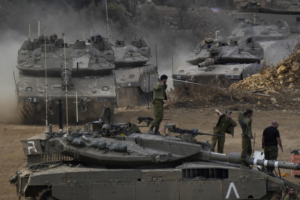 Izraelské vojenské tanky manévrujú na severe Izraela neďaleko hranice Izraela s Libanonom. FOTO: TASR/AP