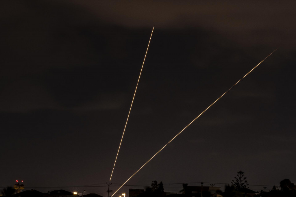 Izraelský systém protivzdušnej obrany odpaľuje rakety nad Haderou v Izraeli. FOTO: TASR/AP