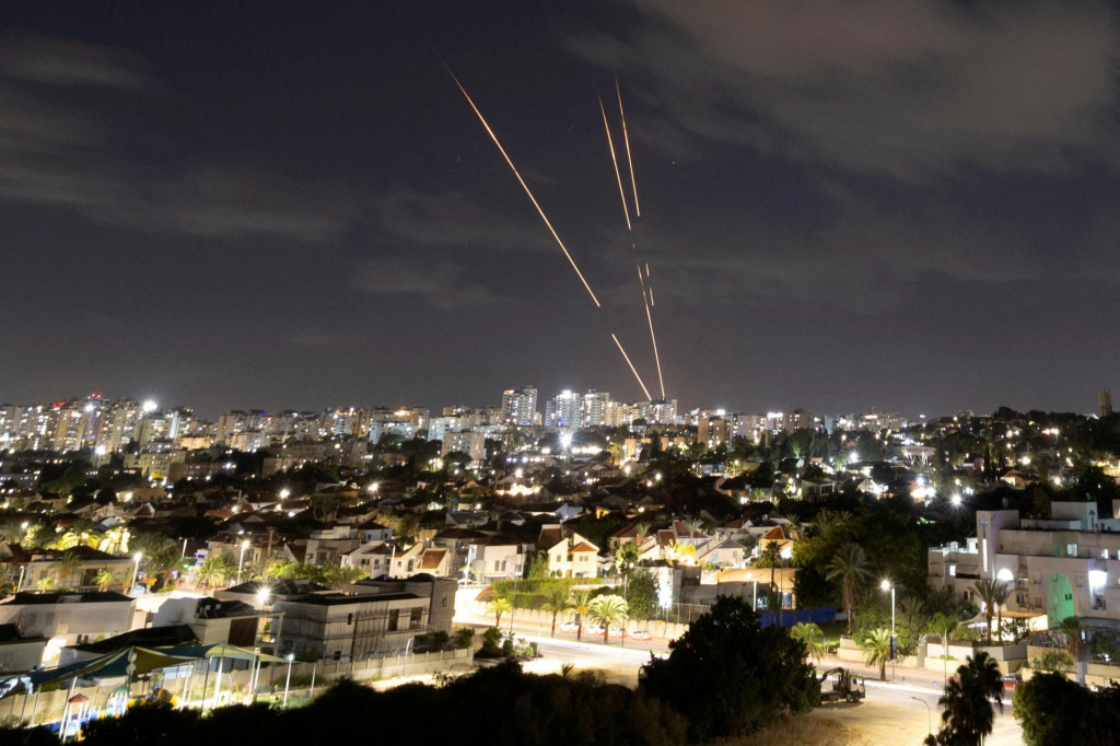 Izraelský protiraketový systém Iron Dome zachytil rakety po tom, čo Irán vypálil salvu balistických rakiet, ako je vidieť z izraelského Aškelonu. FOTO: REUTERS