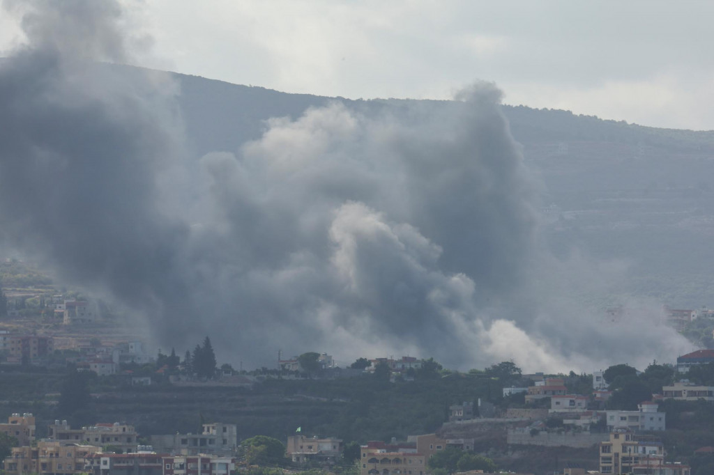 Dym sa valí medzi pokračujúcim nepriateľstvom medzi Hizballáhom a izraelskými silami pri pohľade z Tyru v južnom Libanone.FOTO: Reuters