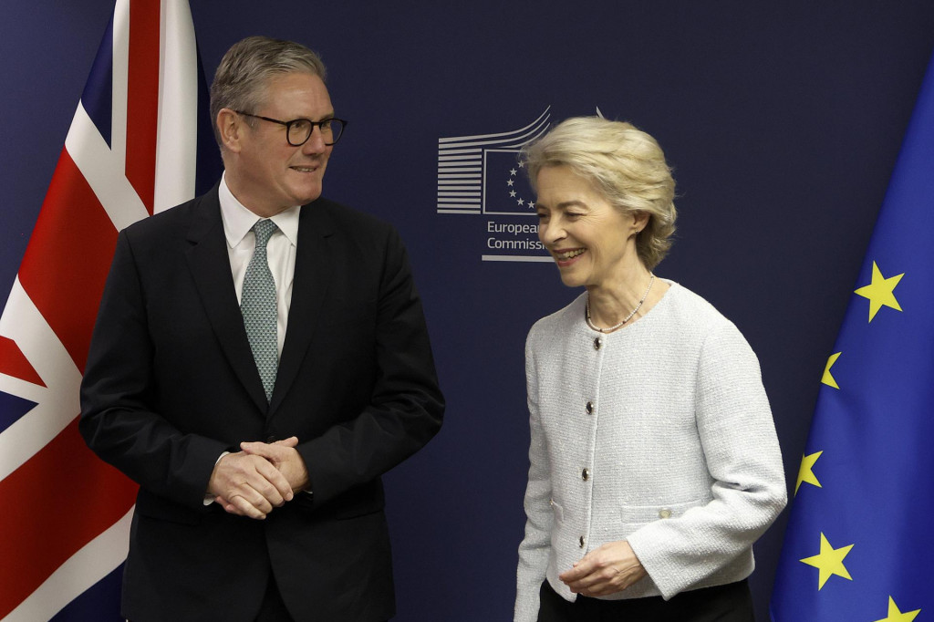 Britský premiér Keir Starmer a predsedníčka Európskej komisie Ursula von der Leyenová sa usmievajú počas stretnutia v Bruseli. FOTO: TASR/AP