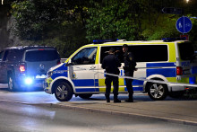 Policajti stoja pred izraelským veľvyslanectvom po podozrení zo streľby v blízkosti veľvyslanectva vo švédskom Štokholme. FOTO: Reuters/TT