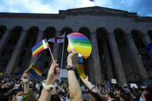 Ilustračná fotografia. Zhromaždenie v gruzínskom Tbilisi na podporu tých, ktorí boli zranení počas protestov z roku 2021, keď takzvaný pochod hrdosti narušili členovia násilných skupín skôr, ako sa mohol začať. FOTO: Reuters