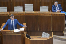 Poslanec Národnej rady Slovenskej republiky Alojz Hlina a vpravo minister financií SR Ladislav Kamenický. FOTO: TASR/Martin Baumann