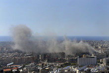 Dym stúpa z miesta izraelského leteckého útoku v štvrti Dahíjeh na južnom predmestí Bejrútu. FOTO: TASR/AP