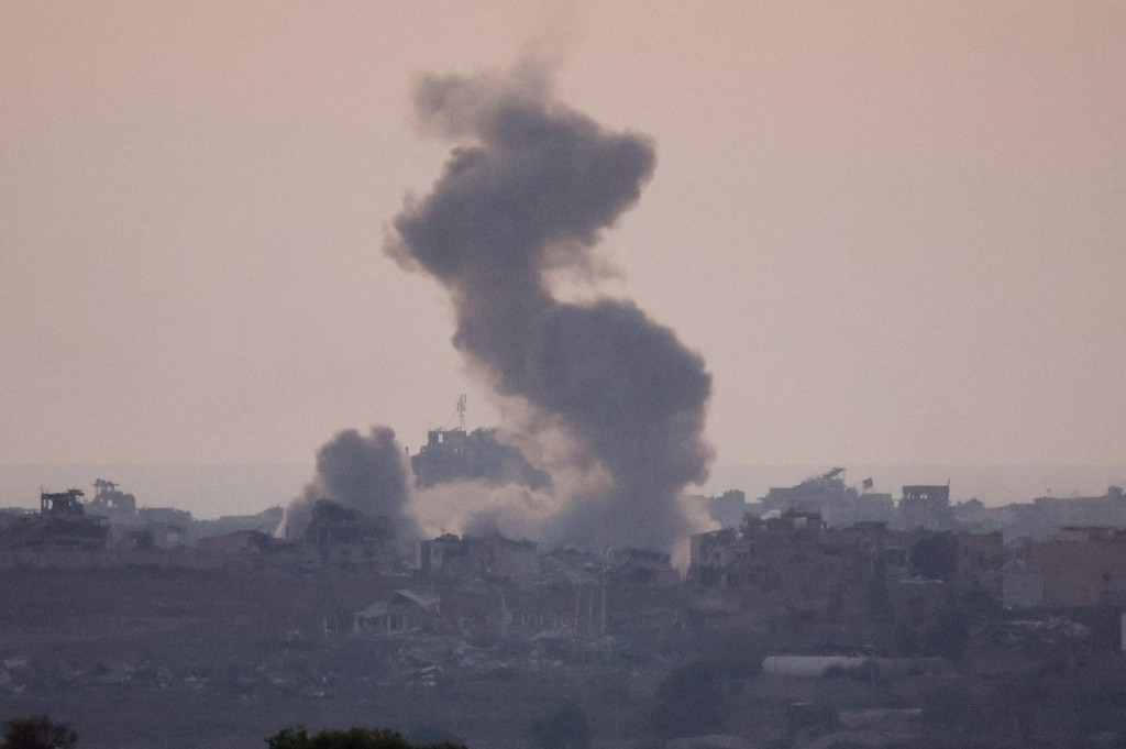 Dym stúpa po výbuchu v Gaze. FOTO: Reuters