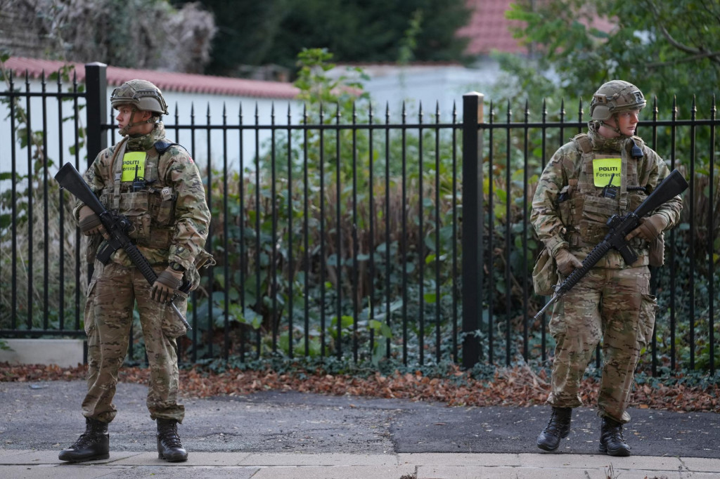 Bezpečnostný personál stojí počas vyšetrovania dvoch výbuchov v blízkosti izraelského veľvyslanectva v Kodan. FOTO: Reuters