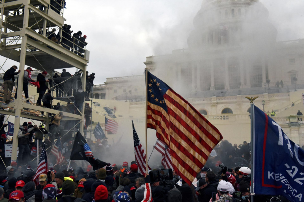 Priaznivci amerického prezidenta Donalda Trumpa protestovali pred budovou Kapitolu USA vo Washingtone v roku 2021. FOTO: REUTERS