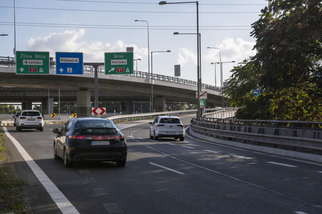 Vodiči si 10 minút postoja aj na bratislavskej diaľnici D1 od letiska po Prístavný most. FOTO: TASR/Jaroslav Novák