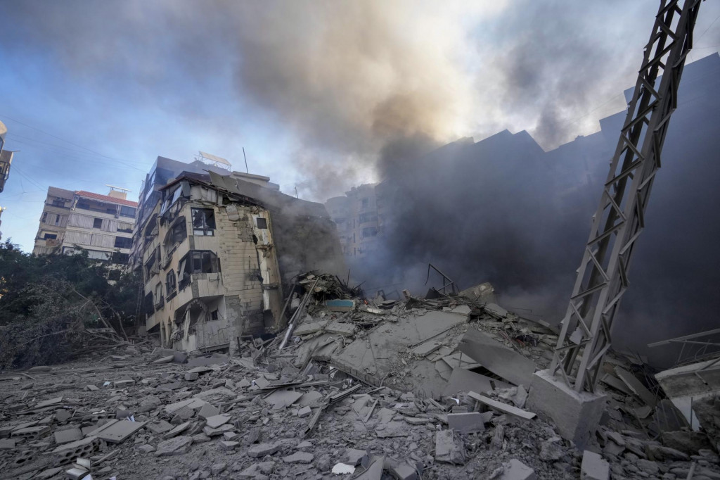 Dym stúpa zo zrútenej budovy po izraelskom leteckom útoku v štvrti Dahíjeh na južnom predmestí Bejrútu. FOTO: TASR/AP