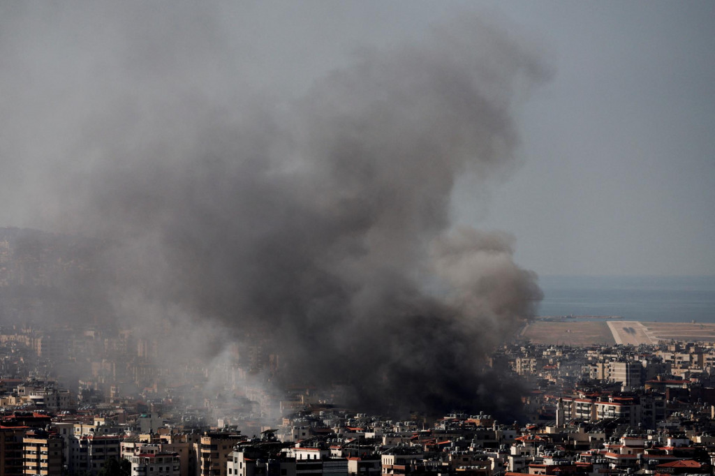 Nad južnými predmestiami Bejrútu stúpa dym po izraelskom údere. FOTO: Reuters