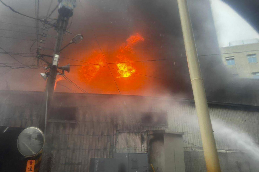 Požiar, ktorý zachvátil budovu nemocnice v okrese Pching-tchung na juhu Taiwanu. FOTO: TASR/AP