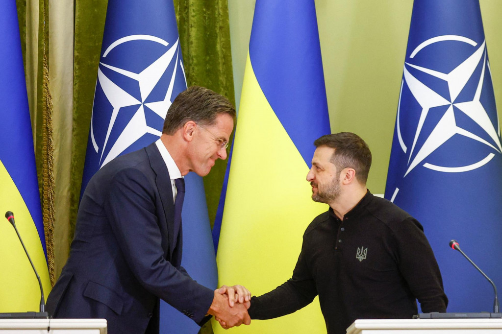 Ukrajinský prezident Volodymyr Zelenskij a generálny tajomník NATO Mark Rutte. FOTO: Reuters