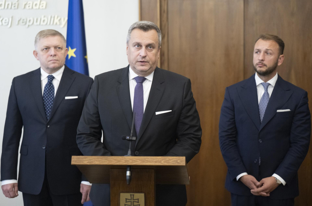 Predsedovia koaličných strán Robert Fico, Andrej Danko a Matúš Šutaj Eštok počas tlačovej konferencie o ohlásení schváleného konsolidačného balíčka v Národnej rade. FOTO: TASR/M. Baumann