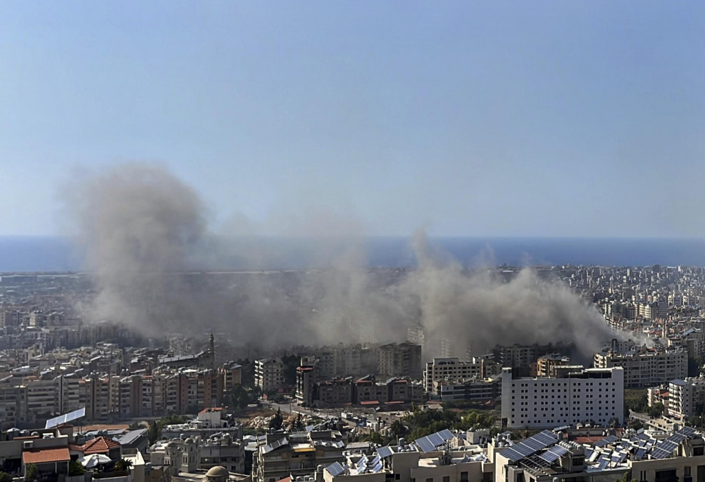 Dym stúpa z miesta izraelského leteckého útoku v štvrti Dahíjeh na južnom predmestí Bejrútu. FOTO: TASR/AP