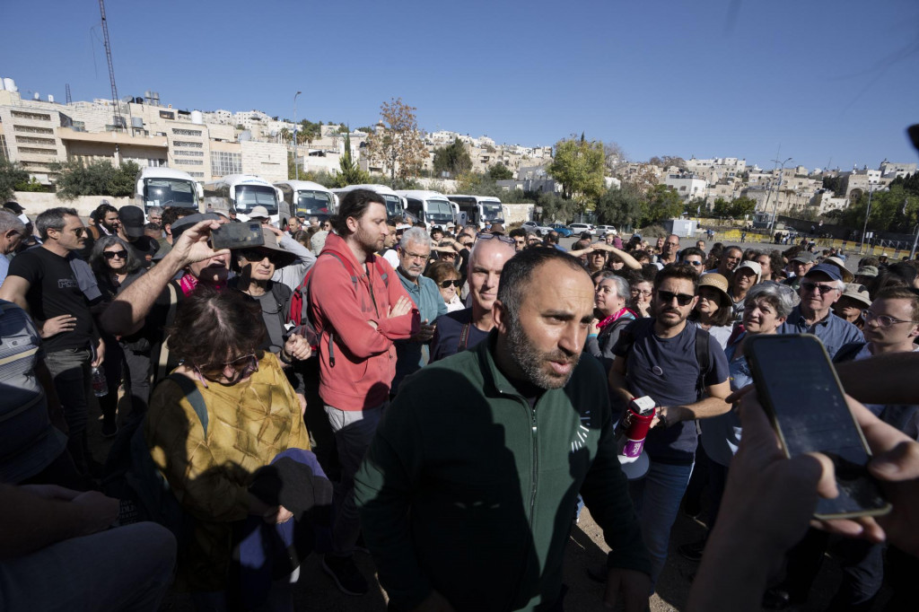 Palestínsky aktivista Ísá Amrú (uprostred) stojí s izraelskými aktivistami v meste Hebron na Západnom brehu Jordánu. FOTO: TASR/AP