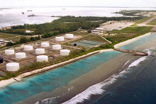 Palivové nádrže na okraji vojenskej pristávacej dráhy na Diego Garcia, najväčšom ostrove Čagoských ostrovov. FOTO: Reuters