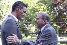 Španielsky premiér Pedro Sánchez a venezuelský líder opozície Edmundo González Urrutia počas sretnutia v Madride. FOTO: TASR/AP