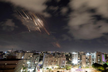 Izraelský protiraketový systém Iron Dome zachytáva rakety po tom, ako Irán vypálil salvu balistických rakiet, ako je vidieť z Aškelonu v Izraeli. FOTO: REUTERS