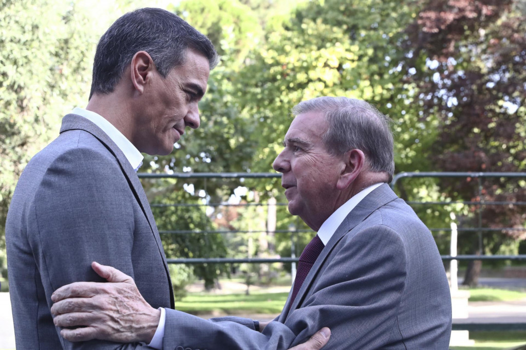 Španielsky premiér Pedro Sánchez a venezuelský líder opozície Edmundo González Urrutia počas sretnutia v Madride. FOTO: TASR/AP