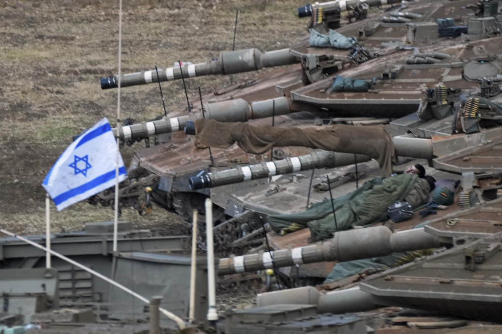 Vojaci spia na tankoch na severe Izraela neďaleko hranice Izraela s Libanonom. FOTO: TASR/AP