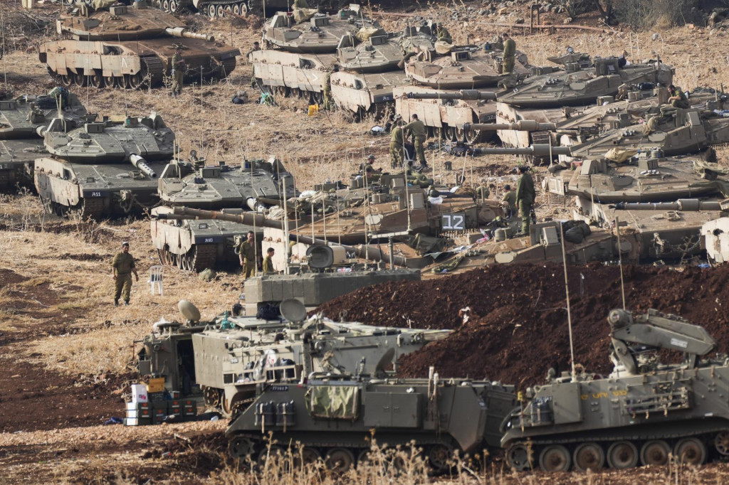 Izraelskí vojaci pracujú na tankoch na severe Izraela neďaleko hranice Izraela s Libanonom. FOTO: TASR/AP