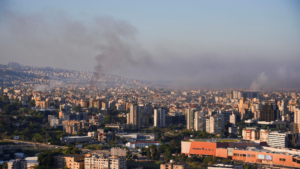 Dym sa valí nad južnými predmestiami Bejrútu po izraelskom údere. FOTO: Reuters