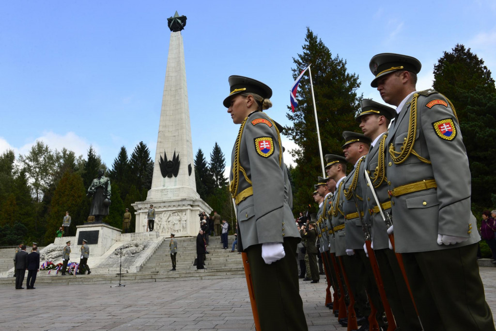 Pietny akt kladenia vencov k Pamätníku Sovietskej armády vo Svidníku. FOTO: TASR/Milan Kapusta