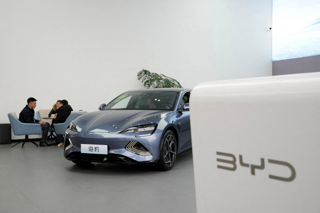 Elektrické vozidlo BYD Seal vystavené v predajni áut v Šanghaji v Číne. FOTO: REUTERS