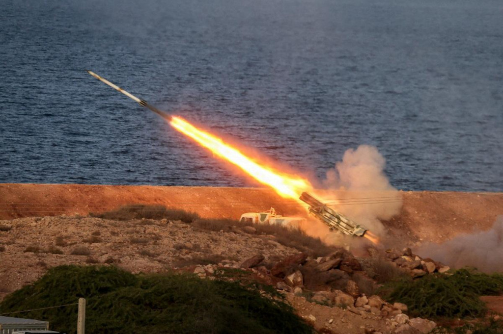 Raketa odpálená počas spoločného cvičenia s názvom „Veľký prorok 17“ na juhozápade Iránu v roku 2021. FOTO: REUTERS