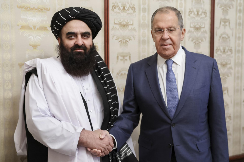 Ruský minister zajraničných vecí Sergej Lavrov a úradujúci minister zahraničných vecí afganského hnutia Taliban Amir Khan Muttaqi pred rokovaním v Moskve. FOTO: TASR/AP