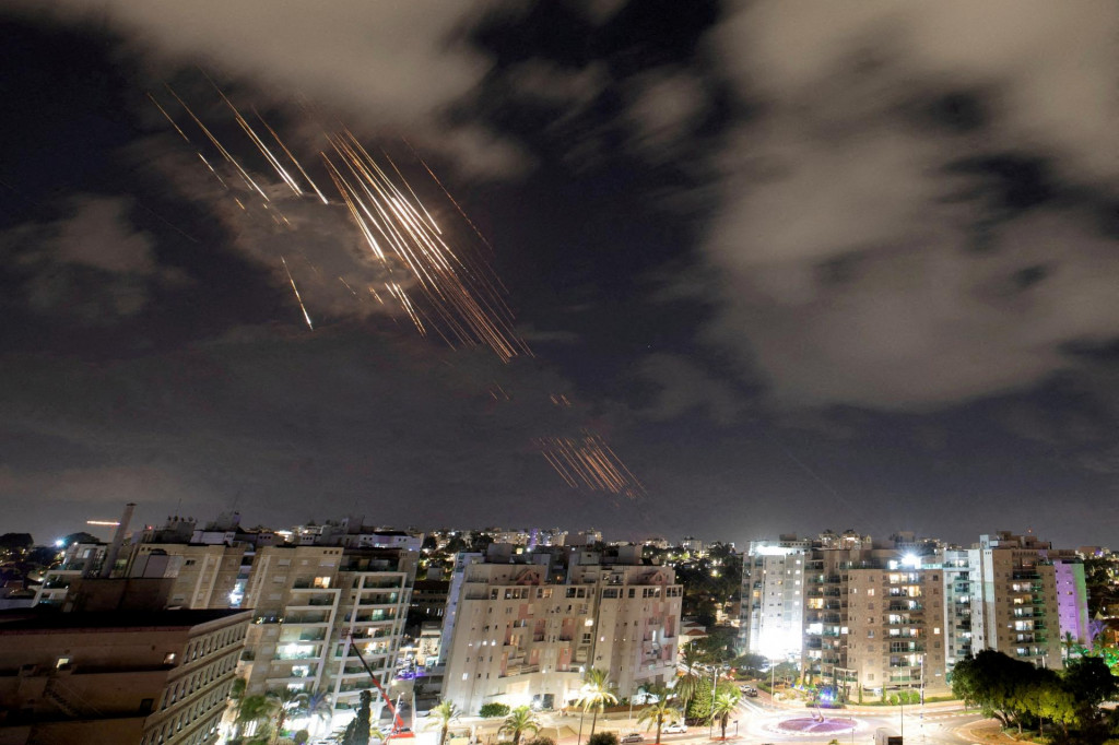 Izraelský protiraketový systém Iron Dome zachytil rakety po tom, čo Irán vypálil salvu balistických rakiet. FOTO: Reuters