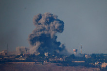 Dym sa valí po nálete izraelských vzdušných síl v dedine na juhu Libanonu, uprostred cezhraničných bojov medzi Hizballáhom a Izraelom. FOTO: REUTERS