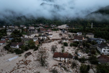 Pohľad z dronu ukazuje trosky po zosuve pôdy v zaplavenej obytnej štvrti v Donja Jablanica v Bosne a Hercegovine. FOTO: REUTERS