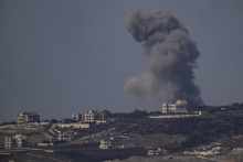 Dym stúpa po izraelskom bombardovaní v južnom Libanone. FOTO: TASR/AP