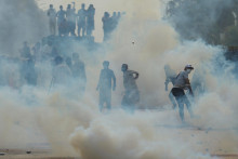 Chánova strana Hnutie za spravodlivosť (PTI) popiera použitie násilia a tvrdí, že zorganizovala pokojné zhromaždenie. FOTO: REUTERS